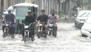 Karachi- Flooded streets, submerged cars as rain causes havoc in Karachi 